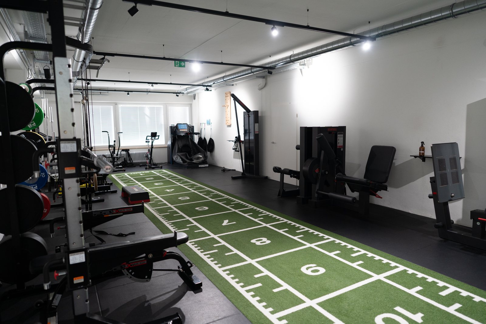 Trainingsfläche mit Sprintbahn und Kraftgeräten